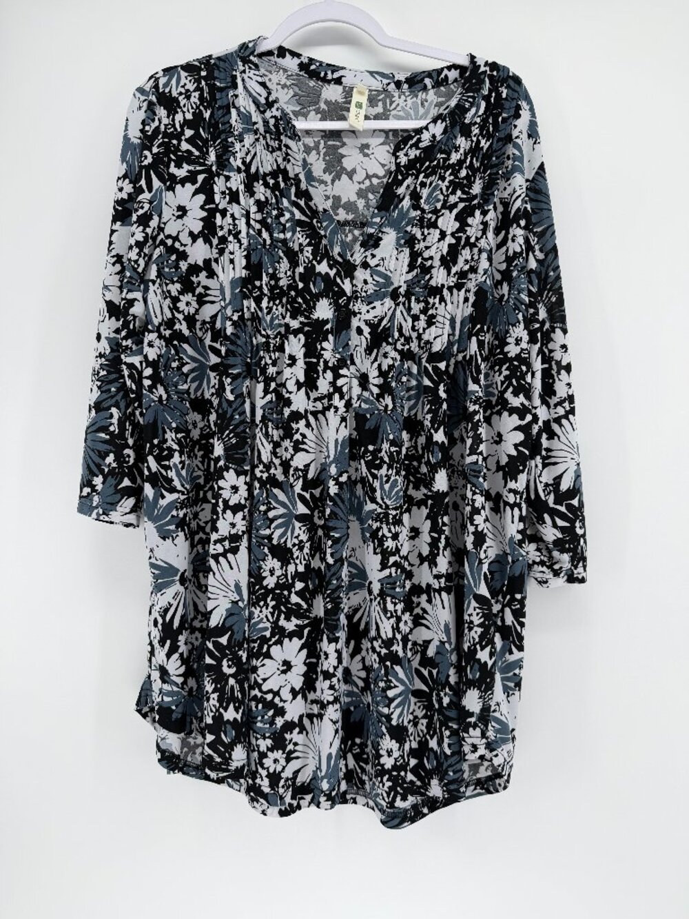 La Cera Black & White Floral Pleated Front Tunic Top - Size 1X